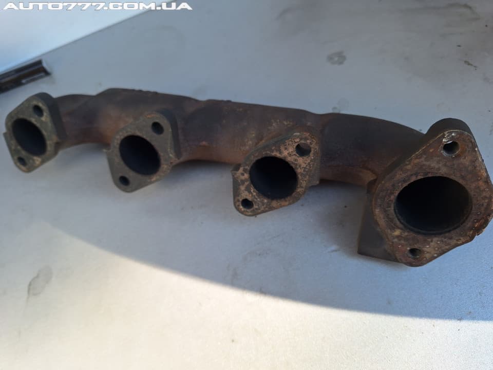 Kubota Exhaust manifold D1005
